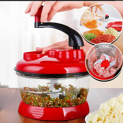 Un hachoir rouge multifonctions avec manivelle, montrant des légumes hachés à l'intérieur du bol transparent.